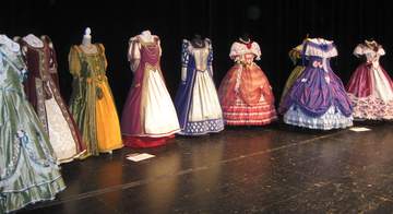 Crinolines en Coillons    Expositions de costumes